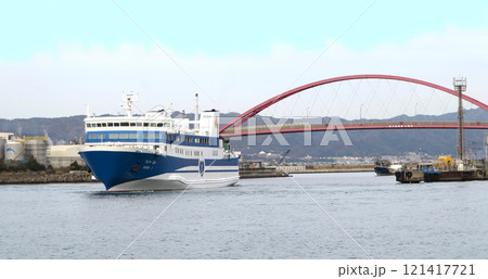 和歌山港に着岸する南海フェリーボート「あい」 121417721