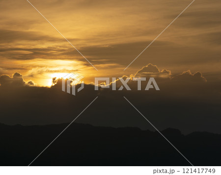 オレンジ色に輝く朝焼けの風景 121417749