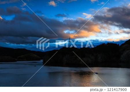 2024年 年末真冬の布目ダム夕景 寒々とした空と黄金雲の競演② 2024年 年末真冬の布目ダム夕景 寒々とした空と黄金雲の競演② 121417900