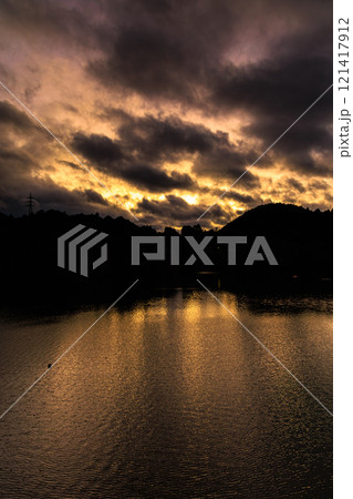 2024年　年末真冬の布目ダム夕景　黄金色に光る空と湖面➂ 121417912