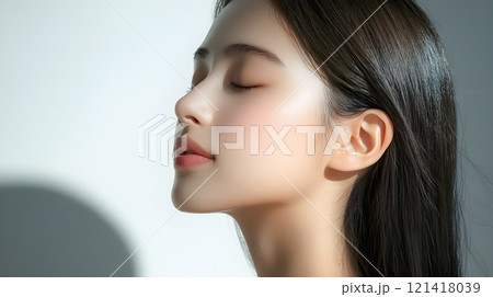 目を閉じた美しい若い女性の横顔のクローズアップ 121418039