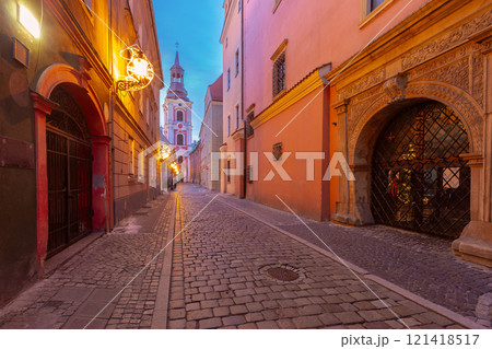 A narrow old cobbled street leading to the central square in Poznan. 121418517