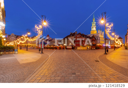 Festive market stalls, Christmas carousel and historic house facades, Poznan, Poland 121418529