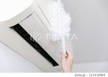 エアコン掃除する手元　air conditioner cleaning 121418964