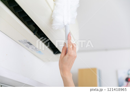 エアコン掃除する手元　air conditioner cleaning 121418965