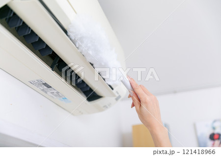エアコン掃除する手元　air conditioner cleaning 121418966
