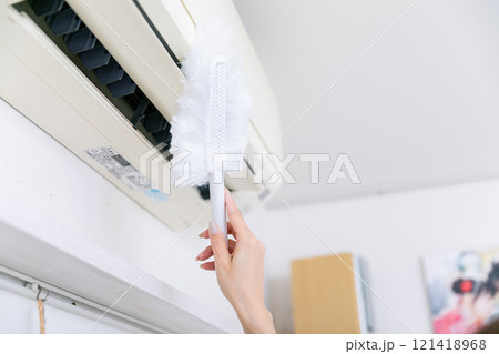 エアコン掃除する手元　air conditioner cleaning 121418968
