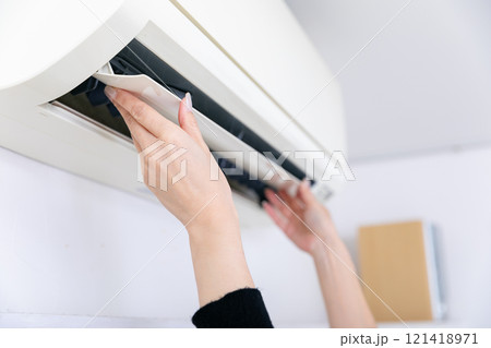 エアコン掃除する手元 air conditioner cleaning エアコン掃除する手元 air conditioner cleaning 121418971