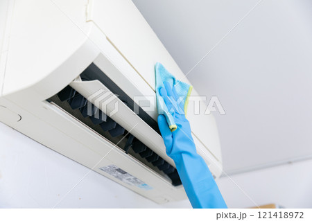 エアコン掃除する手元　air conditioner cleaning 121418972