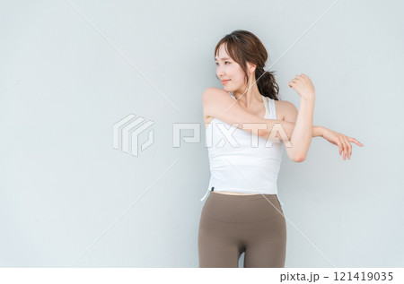 ストレッチ・深呼吸・リフレッシュするヨガウェア・スポーツウェアを着た女性 ストレッチ・深呼吸・リフレッシュするヨガウェア・スポーツウェアを着た女性 121419035