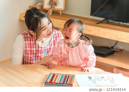 お絵描きする保育園・幼稚園・託児所・保育所で働く保育士・保母さん・ベビーシッター お絵描きする保育園・幼稚園・託児所・保育所で働く保育士・保母さん・ベビーシッター 121419314