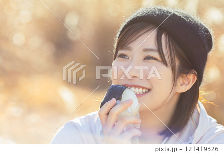 畑で野菜を収穫する女性 121419326