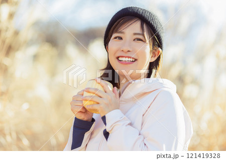 自然の中でコーヒーを飲む女性 自然の中でコーヒーを飲む女性 121419328
