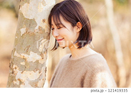 自然と触れ合う女性 自然と触れ合う女性 121419335