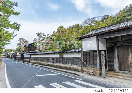 島根県松江市　松江市指定文化財の武家屋敷と塩見縄手の風景 121419550