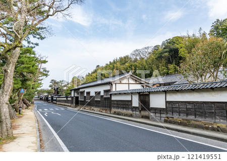 島根県松江市　松江市指定文化財の武家屋敷と塩見縄手の風景 121419551