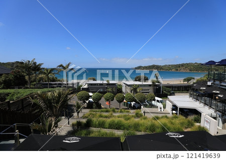 ニュージーランドワイヘケ島のオネロア湾の風景 121419639