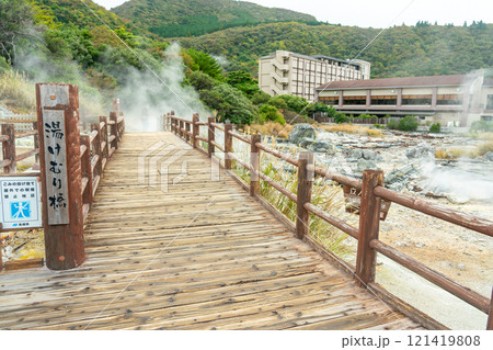 長崎県雲仙市　湯煙の立ち込める雲仙地獄の湯けむり橋 121419808