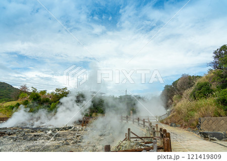 長崎県雲仙市　湯煙の立ち込める雲仙地獄 121419809