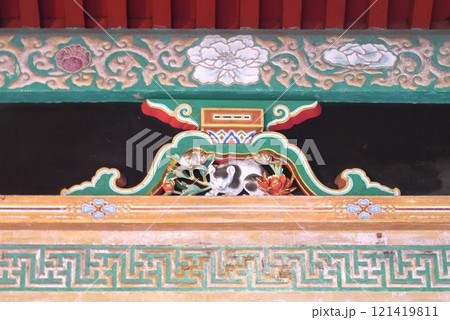 金色と極彩色に彩られた日光東照宮その奥宮を守る眠り猫 金色と極彩色に彩られた日光東照宮その奥宮を守る眠り猫 121419811