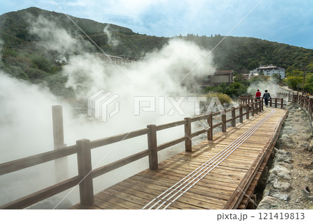 長崎県雲仙市　雲仙地獄の湯煙の立ち込める遊歩道を歩く観光客 121419813