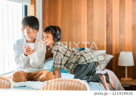 スマホ・スマートフォン・アプリ・SNS・ゲームを使う子供 スマホ・スマートフォン・アプリ・SNS・ゲームを使う子供 121419918
