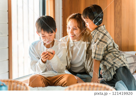 スマホ・スマートフォン・アプリ・SNS・ゲームを使う子供 121419920