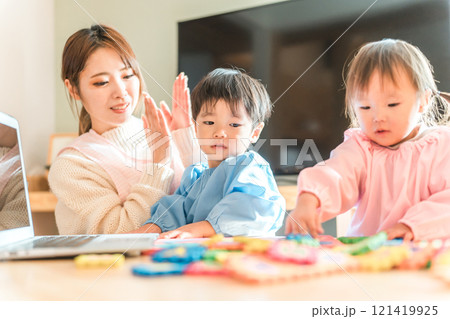 英語パズルで遊ぶ園児の男の子女の子（英才教育・知育・英語学習） 121419925