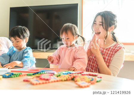 英語パズルで遊ぶ園児の男の子女の子(英才教育・知育・英語学習) 英語パズルで遊ぶ園児の男の子女の子(英才教育・知育・英語学習) 121419926