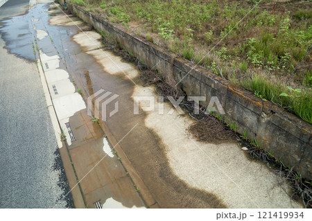 農地からの水が道路に漏れる 121419934