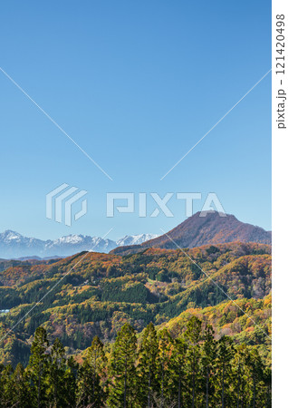 一夜山と北アルプスと紅葉【大望峠展望台より撮影】 121420498