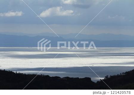 淡路島石の寝屋緑地の展望台からの光り輝く瀬戸内海の景色 121420578