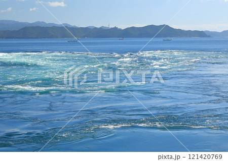 複雑な潮の流れが織りなす鳴門海峡の独特の風景 複雑な潮の流れが織りなす鳴門海峡の独特の風景 121420769