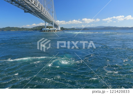 渦潮が渦巻く鳴門海峡に架かった大鳴門橋の眺め 121420833