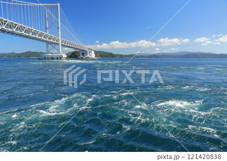 青空に映える大鳴門橋が架かる鳴門海峡の渦潮 121420838