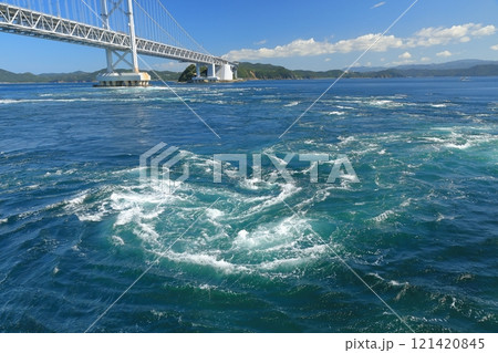 鳴門海峡の海に架かる大鳴門橋と渦潮の眺め 鳴門海峡の海に架かる大鳴門橋と渦潮の眺め 121420845