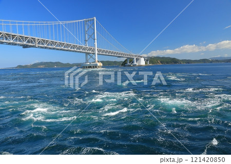 鳴門海峡の潮流を見下ろして佇む大鳴門橋の風景 121420850