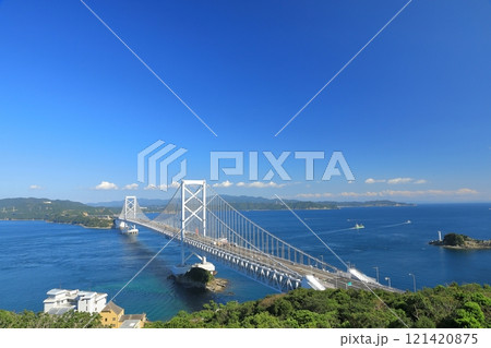 鳴門海峡に架かる大鳴門橋の鳴門山展望台からの眺め 121420875