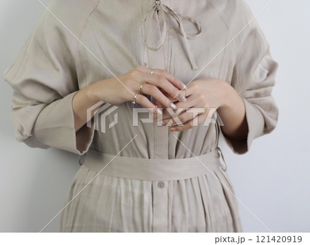 女性のネイル 121420919