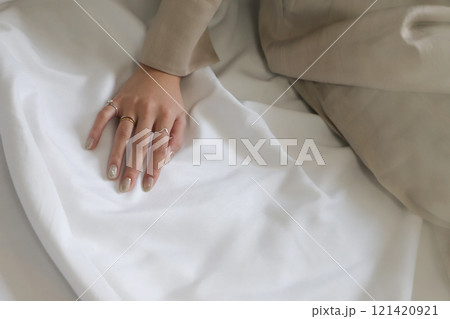 女性の手 121420921