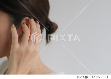 女性の手 121420991