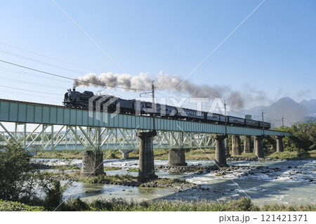 利根川の鉄橋を渡る蒸気機関車 利根川の鉄橋を渡る蒸気機関車 121421371