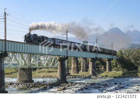 利根川の鉄橋を渡る蒸気機関車 利根川の鉄橋を渡る蒸気機関車 121421372