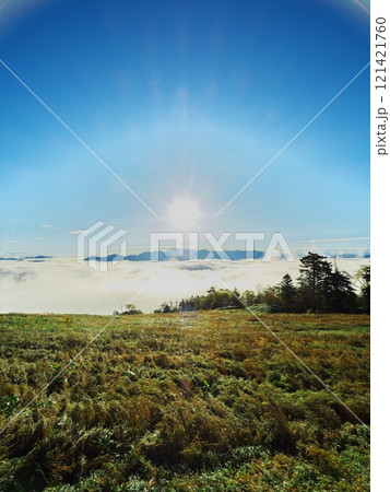 秋のキャンプONTAKE 雲の上エリアから日の出を臨む 121421760
