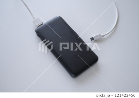 モバイルバッテリーと充電コード 121422450