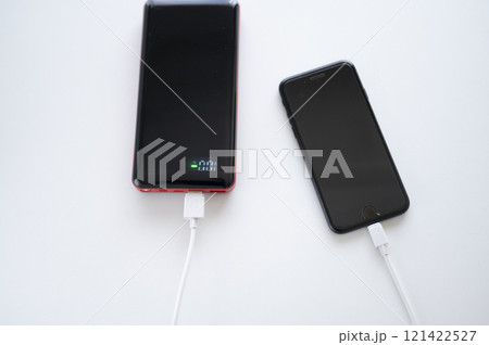 モバイルバッテリーでスマホに充電 121422527