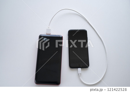 モバイルバッテリーでスマホに充電 モバイルバッテリーでスマホに充電 121422528