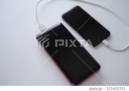 モバイルバッテリーでスマホに充電 121422531