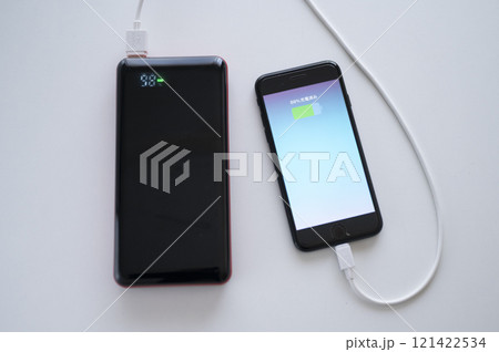 モバイルバッテリーでスマホに充電 モバイルバッテリーでスマホに充電 121422534