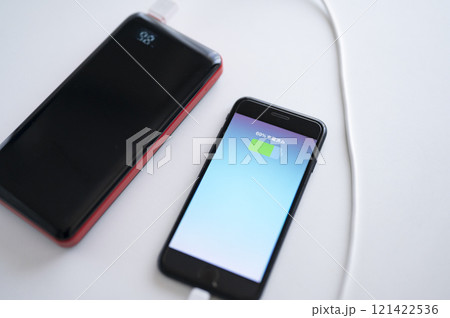 モバイルバッテリーでスマホに充電 モバイルバッテリーでスマホに充電 121422536
